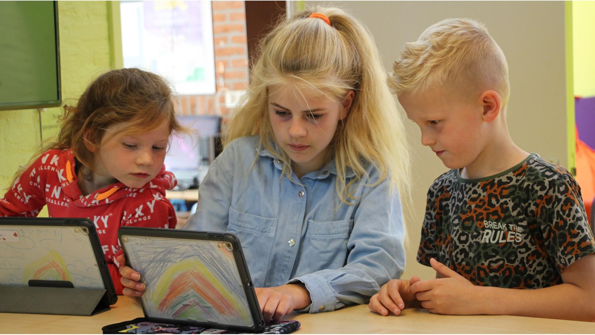 Leerlingen van de Albertine Agnesschool in Oranjewoud zijn actief met tablets in de klas.