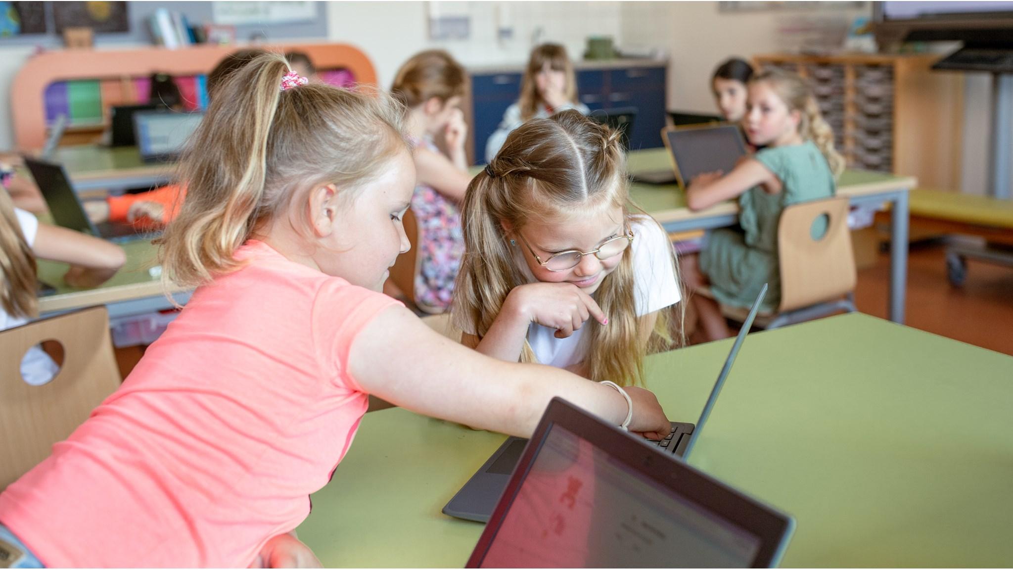 Leerlingen van de Albertoschool CBS De Regenboog in Nieuwdorp werken samen aan een laptop in de klas. Leerlingen van de Albertoschool CBS De Regenboog in Nieuwdorp werken samen aan een laptop in de klas.