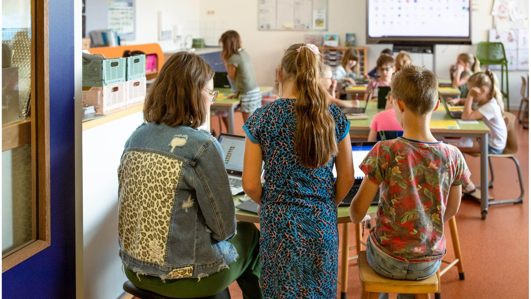 Leerlingen van de Albertoschool CBS De Regenboog in Nieuwdorp werken samen aan laptops in de klas. Leerlingen van de Albertoschool CBS De Regenboog in Nieuwdorp werken samen aan laptops in de klas.