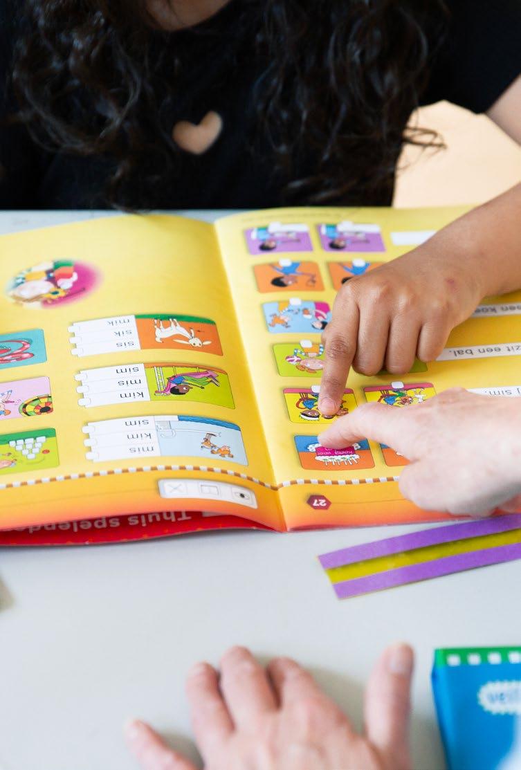 Leerlingen van De Alk in Alkmaar bekijken samen een leerboek. Leerlingen van De Alk in Alkmaar bekijken samen een leerboek.