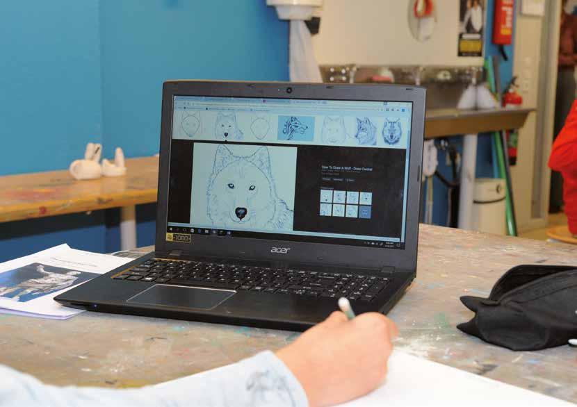 Leerlingen van de Amsterdam International Community School (AICS) gebruiken een laptop voor tekeninstructies in de creatieve lesruimte. Leerlingen van de Amsterdam International Community School (AICS) gebruiken een laptop voor tekeninstructies in de creatieve lesruimte.
