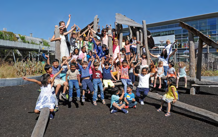 Leerlingen van de Amsterdam International Community School (AICS) genieten van hun tijd op het schoolplein. Leerlingen van de Amsterdam International Community School (AICS) genieten van hun tijd op het schoolplein.