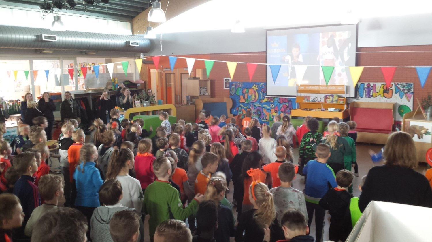Leerlingen van de Antoniusschool in Noorden zijn vrolijk samen in de klas tijdens een activiteit. Leerlingen van de Antoniusschool in Noorden zijn vrolijk samen in de klas tijdens een activiteit.