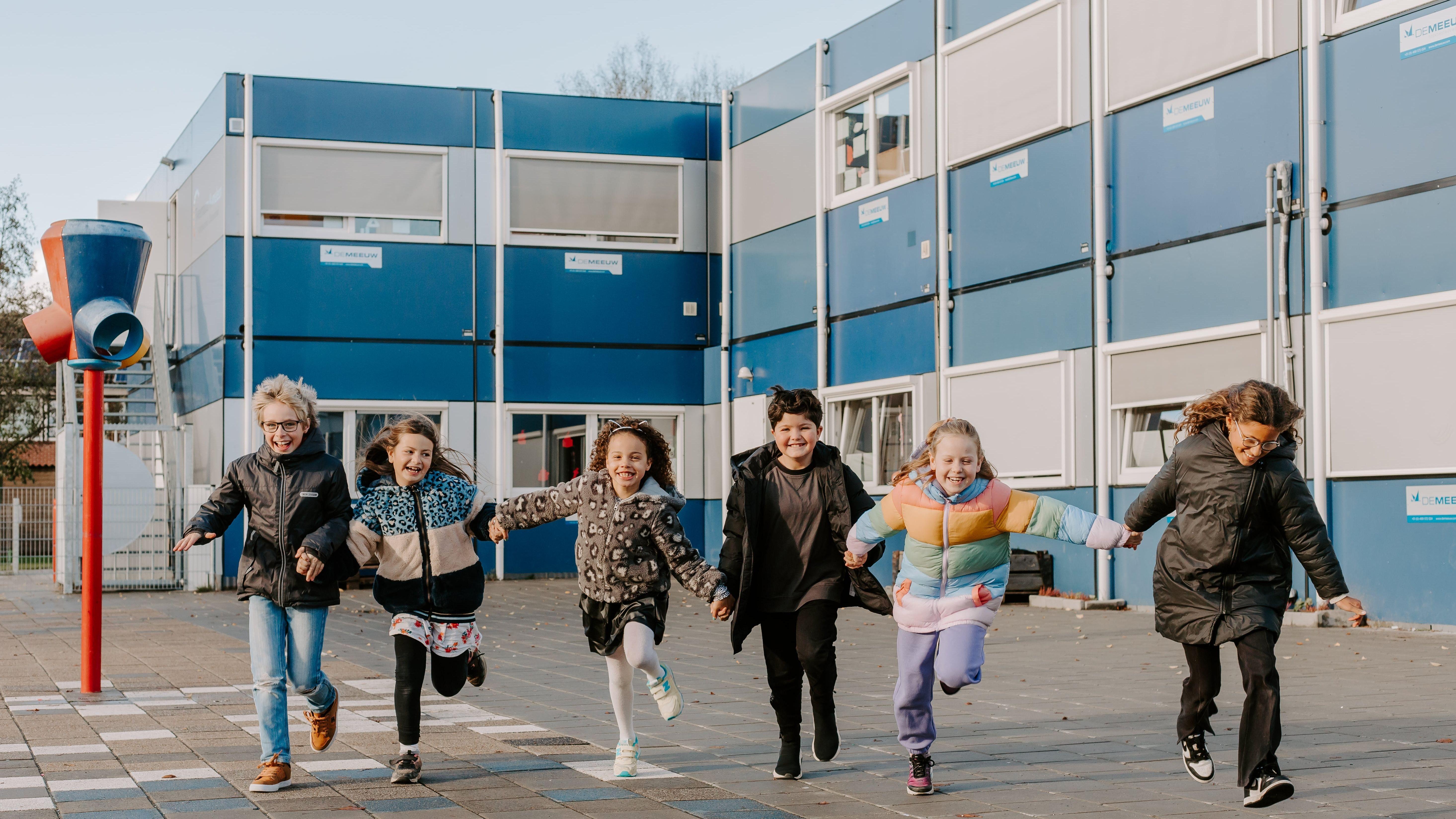 Leerlingen van de Archipelschool Theo Thijssen in Vlissingen spelen vrolijk op het schoolplein. Leerlingen van de Archipelschool Theo Thijssen in Vlissingen spelen vrolijk op het schoolplein.