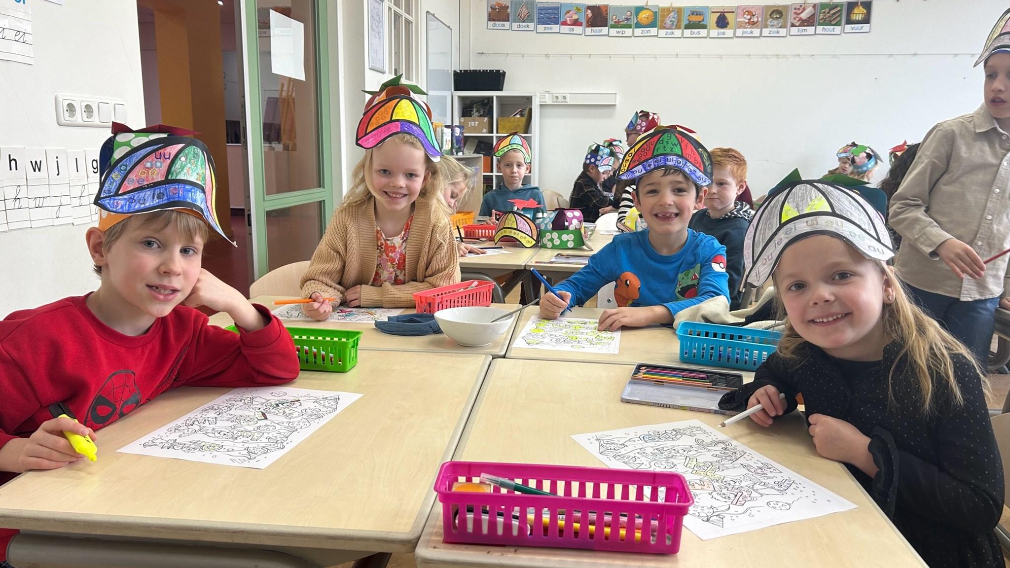Leerlingen van de Basisschool Hulsberg maken creatieve kleurplaten in de klas. Leerlingen van de Basisschool Hulsberg maken creatieve kleurplaten in de klas.