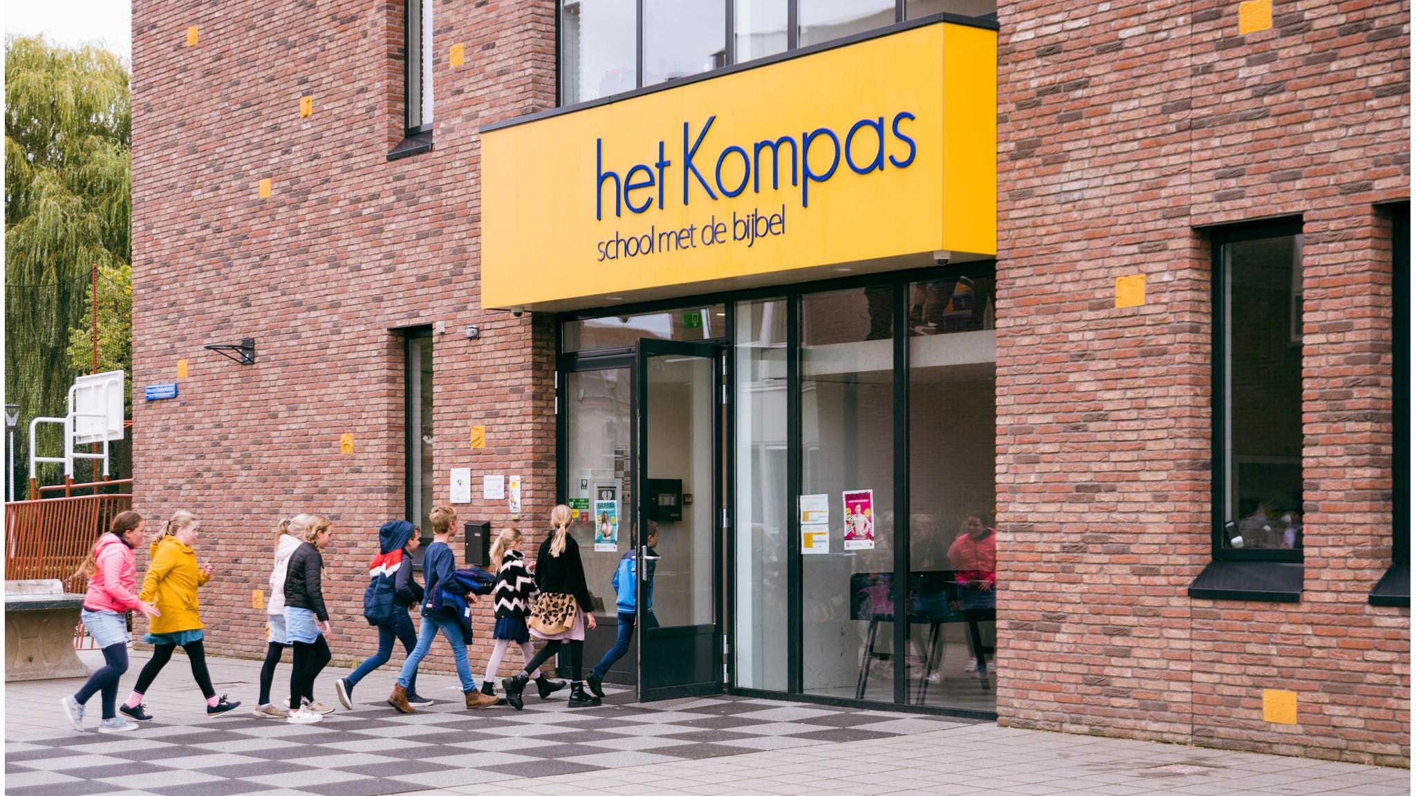Leerlingen van de Basisschool met de Bijbel Het Kompas in Montfoort lopen naar binnen. Leerlingen van de Basisschool met de Bijbel Het Kompas in Montfoort lopen naar binnen.