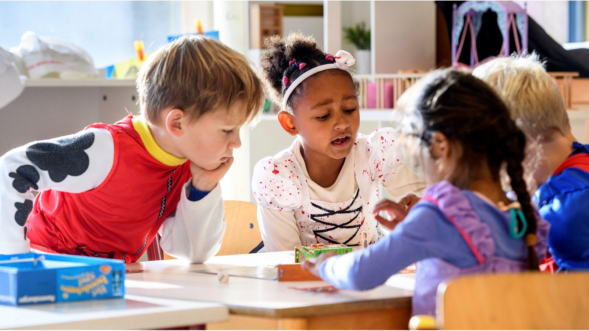 Leerlingen van de BAVO-School in Ursem (Gem. Koggenland) zijn actief aan het samenwerken tijdens een creatieve activiteit in de klas. Leerlingen van de BAVO-School in Ursem (Gem. Koggenland) zijn actief aan het samenwerken tijdens een creatieve activiteit in de klas.
