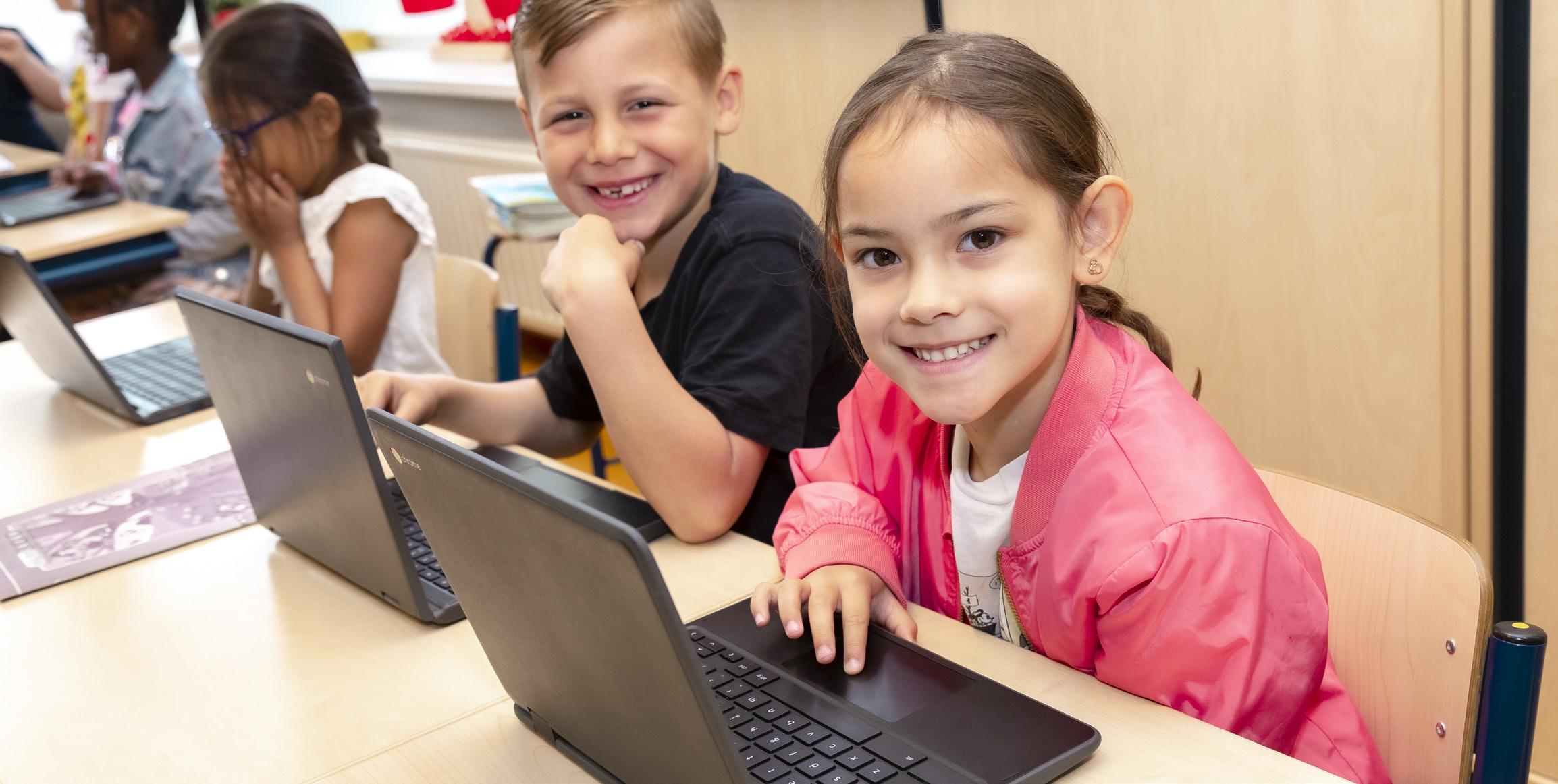 Leerlingen van de Beatrixschool, locatie Zuilenstein, in Nieuwegein, genieten van hun tijd met laptops in de klas. Leerlingen van de Beatrixschool, locatie Zuilenstein, in Nieuwegein, genieten van hun tijd met laptops in de klas.