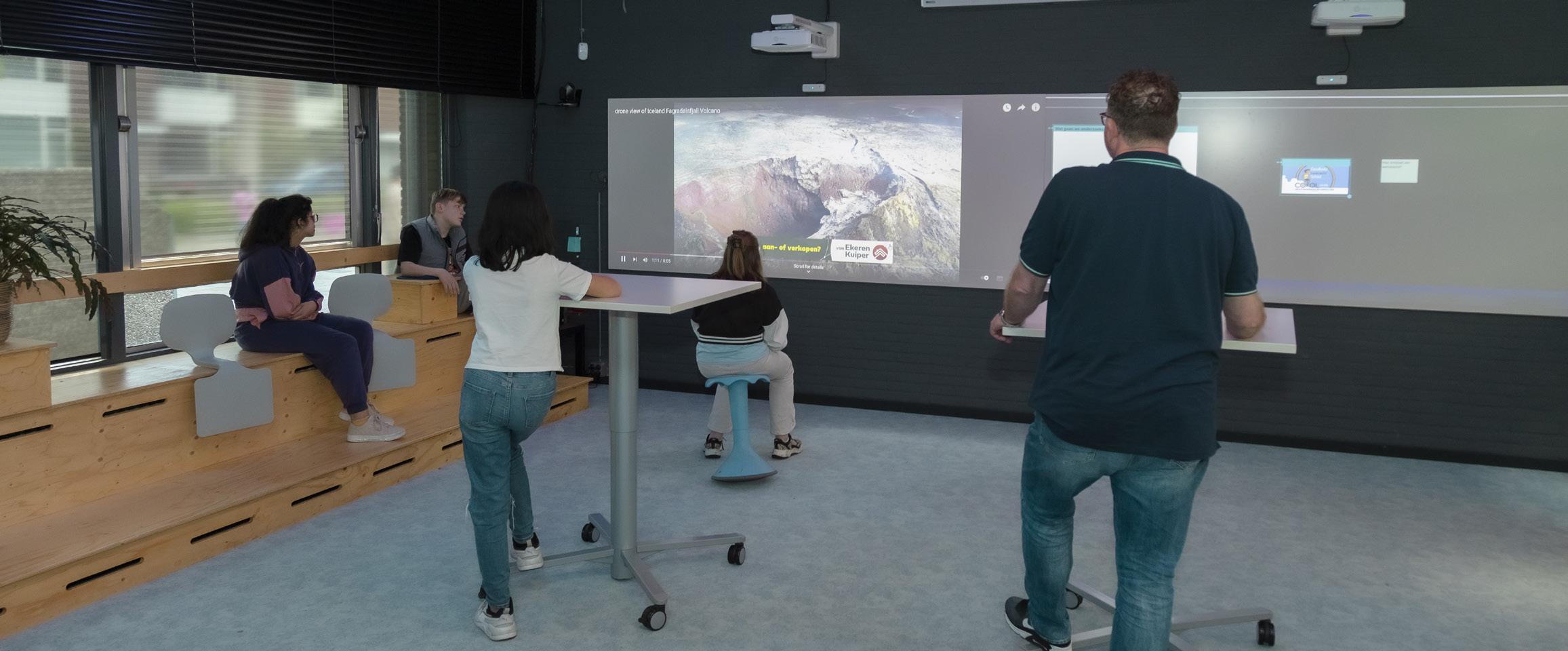 Leerlingen van de Beatrixschool, locatie Zuilenstein in Nieuwegein, werken samen in een moderne klaslokaalomgeving met digitale projecties. Leerlingen van de Beatrixschool, locatie Zuilenstein in Nieuwegein, werken samen in een moderne klaslokaalomgeving met digitale projecties.