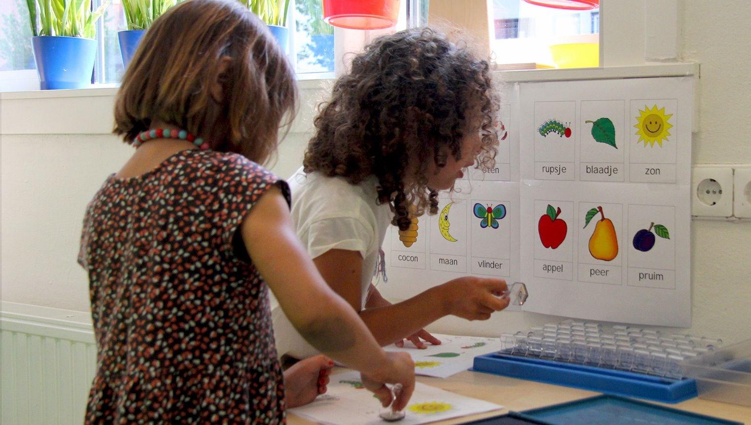 Leerlingen van De Bergse Zonnebloem in Rotterdam zijn actief bezig met knutselen en leren in de klas. Leerlingen van De Bergse Zonnebloem in Rotterdam zijn actief bezig met knutselen en leren in de klas.