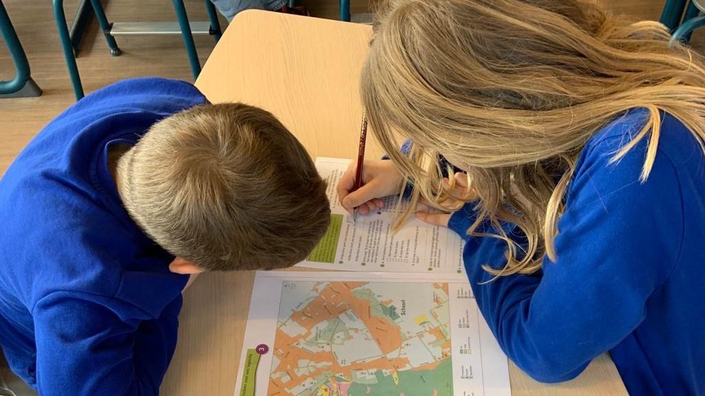 Leerlingen van De Blauwe Morgenster in Middenbeemster werken samen aan een opdracht aan hun bureau. Leerlingen van De Blauwe Morgenster in Middenbeemster werken samen aan een opdracht aan hun bureau.