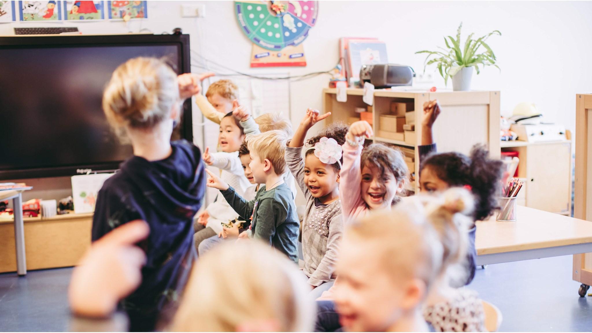 Leerlingen van De Blinker Basisschool in Kerk-Avezaath plezier maken tijdens een activiteit in de klas. Leerlingen van De Blinker Basisschool in Kerk-Avezaath plezier maken tijdens een activiteit in de klas.