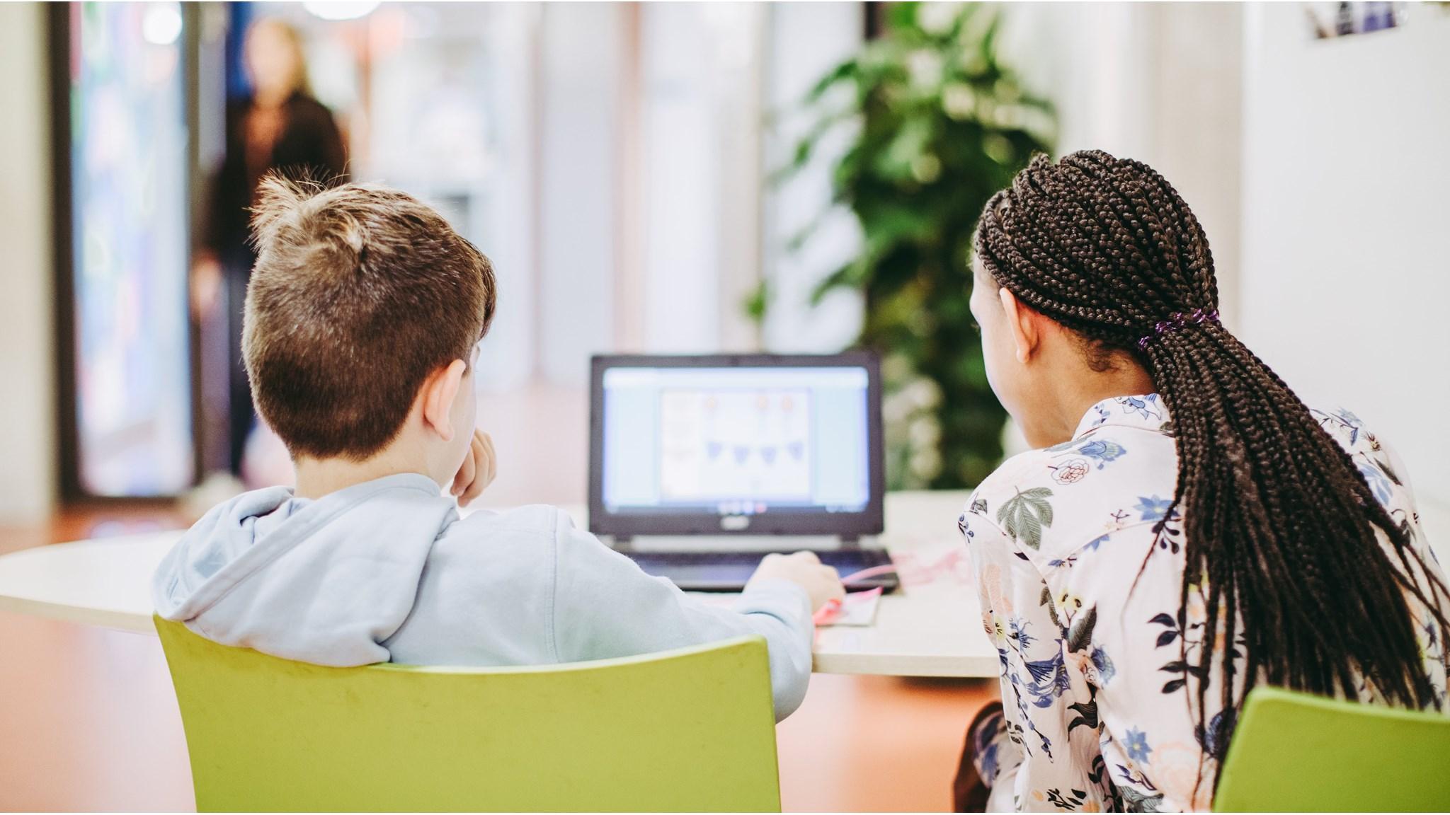Leerlingen van De Blinker Basisschool in Kerk-Avezaath werken samen aan een laptop. Leerlingen van De Blinker Basisschool in Kerk-Avezaath werken samen aan een laptop.
