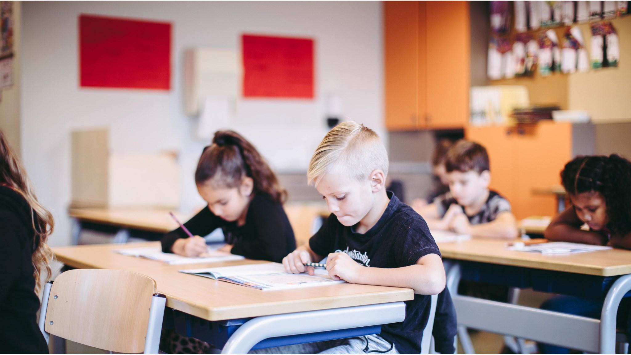Leerlingen van De Blinker Basisschool in Kerk-Avezaath zijn geconcentreerd bezig met hun schoolwerk in de klas. Leerlingen van De Blinker Basisschool in Kerk-Avezaath zijn geconcentreerd bezig met hun schoolwerk in de klas.