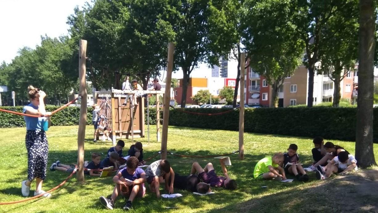 Leerlingen van de Boerhaave School genieten van activiteiten op het schoolplein in Groningen. Leerlingen van de Boerhaave School genieten van activiteiten op het schoolplein in Groningen.