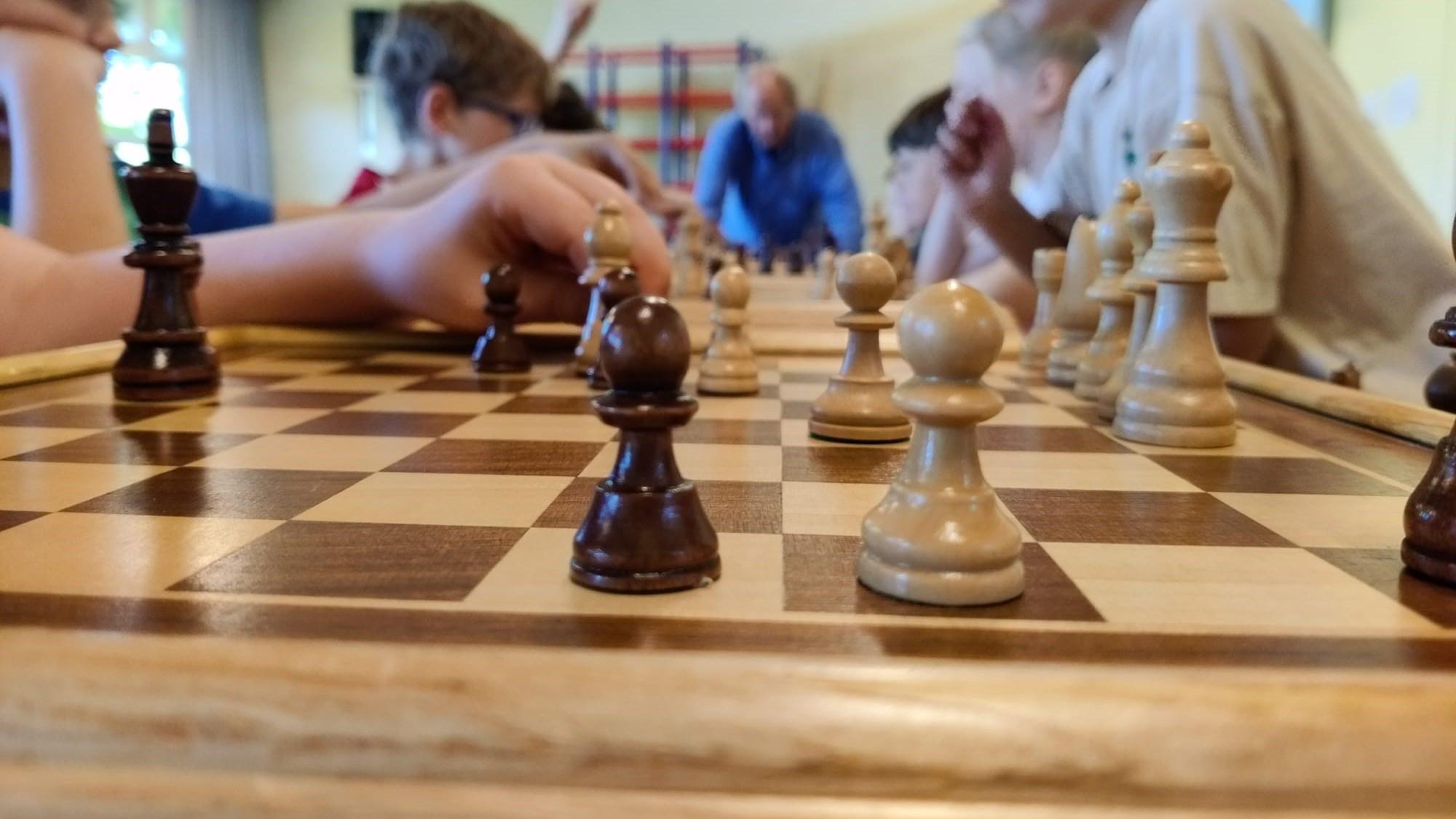Leerlingen van De Bolderik in Heeswijk-Dinther spelen schaak. Leerlingen van De Bolderik in Heeswijk-Dinther spelen schaak.