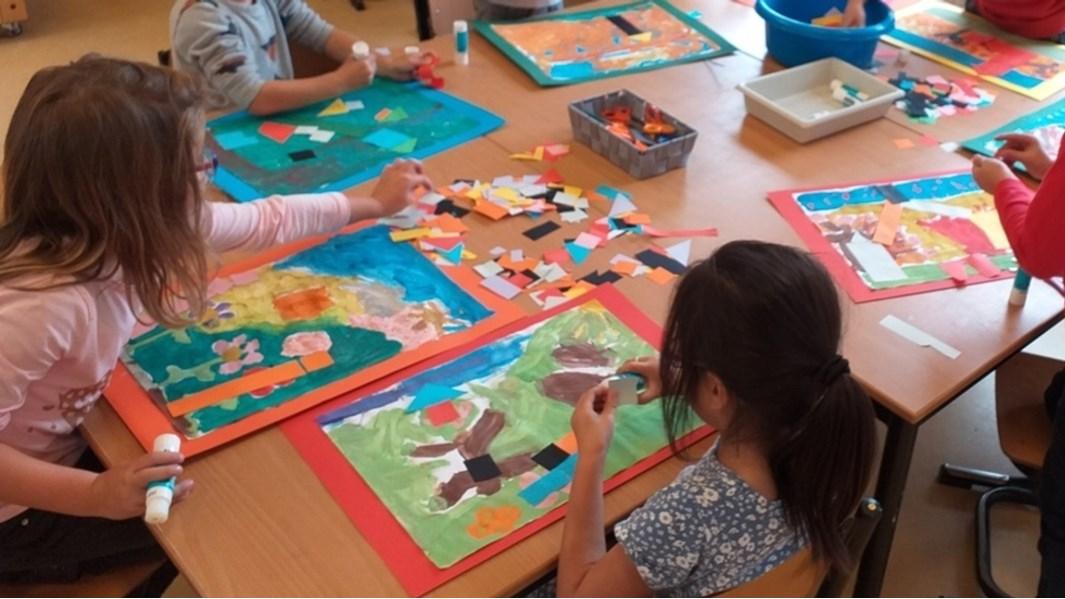 Leerlingen van De Bolderik in Heeswijk-Dinther zijn druk bezig met creatieve knutselactiviteiten aan hun schoolplein. Leerlingen van De Bolderik in Heeswijk-Dinther zijn druk bezig met creatieve knutselactiviteiten aan hun schoolplein.