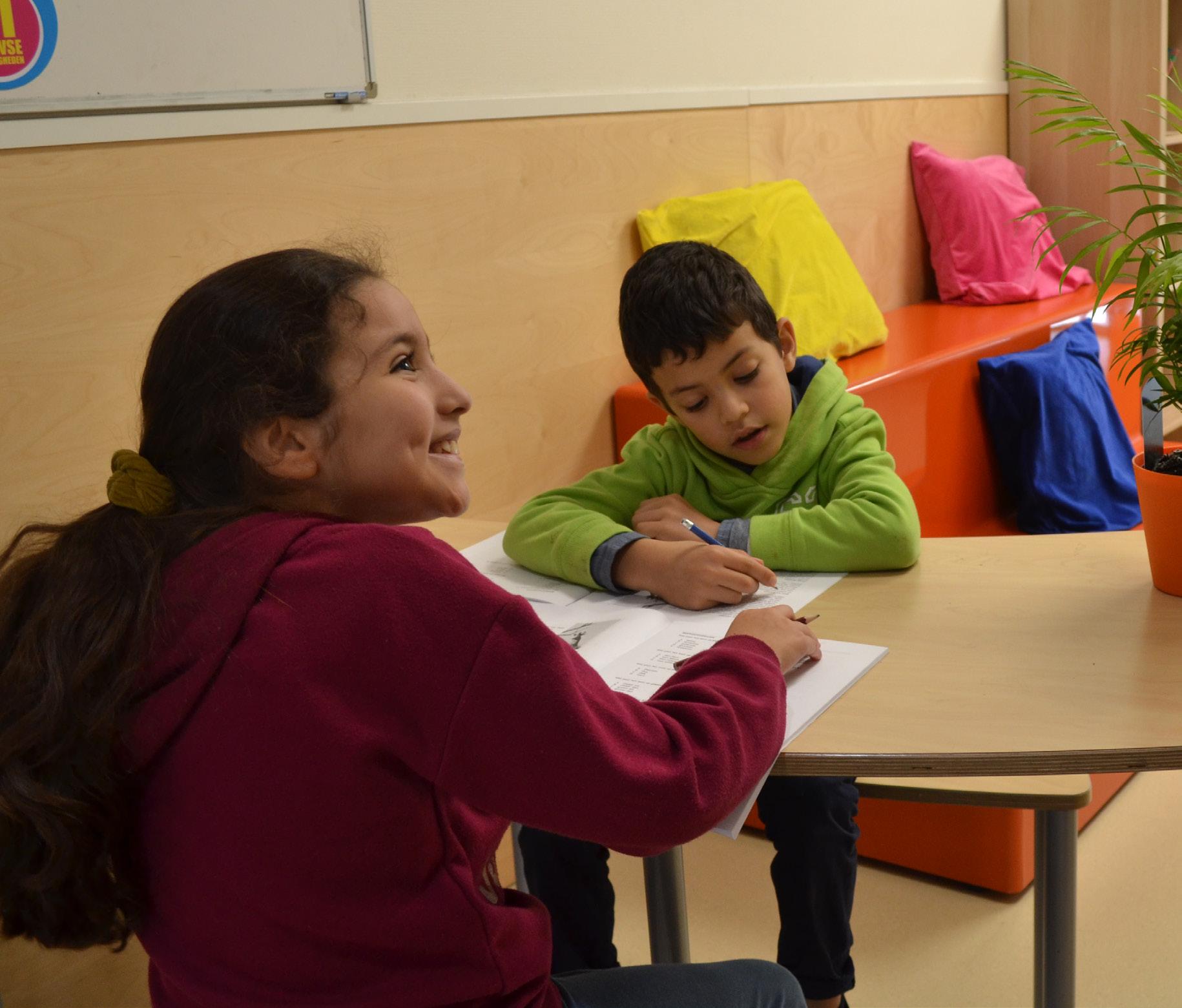 Leerlingen van de Burgemeester De Vlugtschool in Amsterdam werken samen aan hun opdrachten in een kleurrijke klasomgeving. Leerlingen van de Burgemeester De Vlugtschool in Amsterdam werken samen aan hun opdrachten in een kleurrijke klasomgeving.