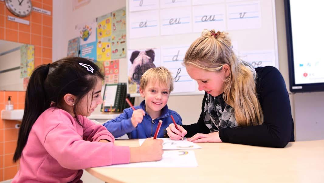 Leerlingen van de Christelijke Basisschool Avonturijn in Hilversum zijn bezig met een educatieve activiteit onder begeleiding van een lerares. Leerlingen van de Christelijke Basisschool Avonturijn in Hilversum zijn bezig met een educatieve activiteit onder begeleiding van een lerares.