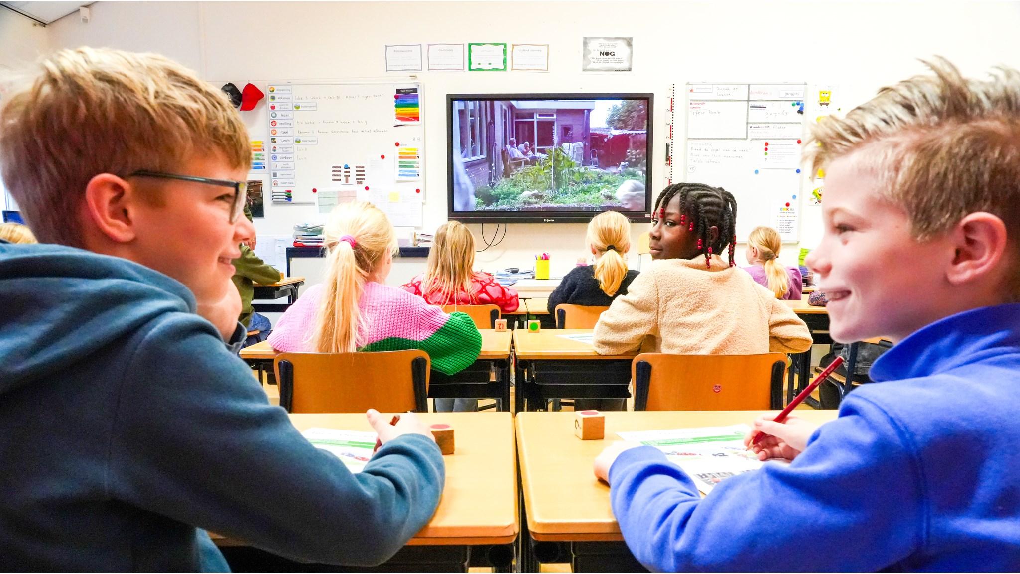 Leerlingen van de Christelijke Basisschool de Bolster in Balk kijken naar een presentatie in de klas. Leerlingen van de Christelijke Basisschool de Bolster in Balk kijken naar een presentatie in de klas.