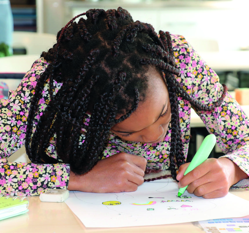 Leerlingen van de Christelijke Basisschool De Bron in Wezep zijn bezig met een creatieve activiteit.