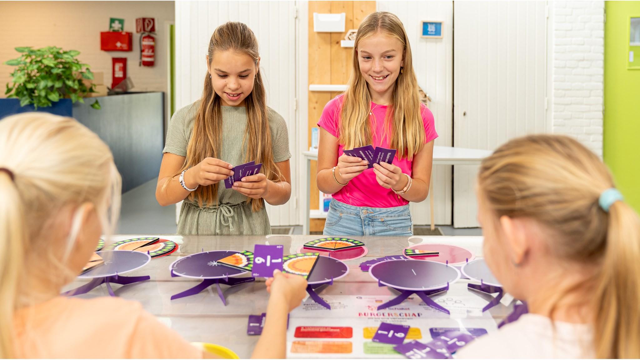 Leerlingen van de Christelijke Basisschool De Schakel in Dronten spelen educatieve spellen in de klas. Leerlingen van de Christelijke Basisschool De Schakel in Dronten spelen educatieve spellen in de klas.