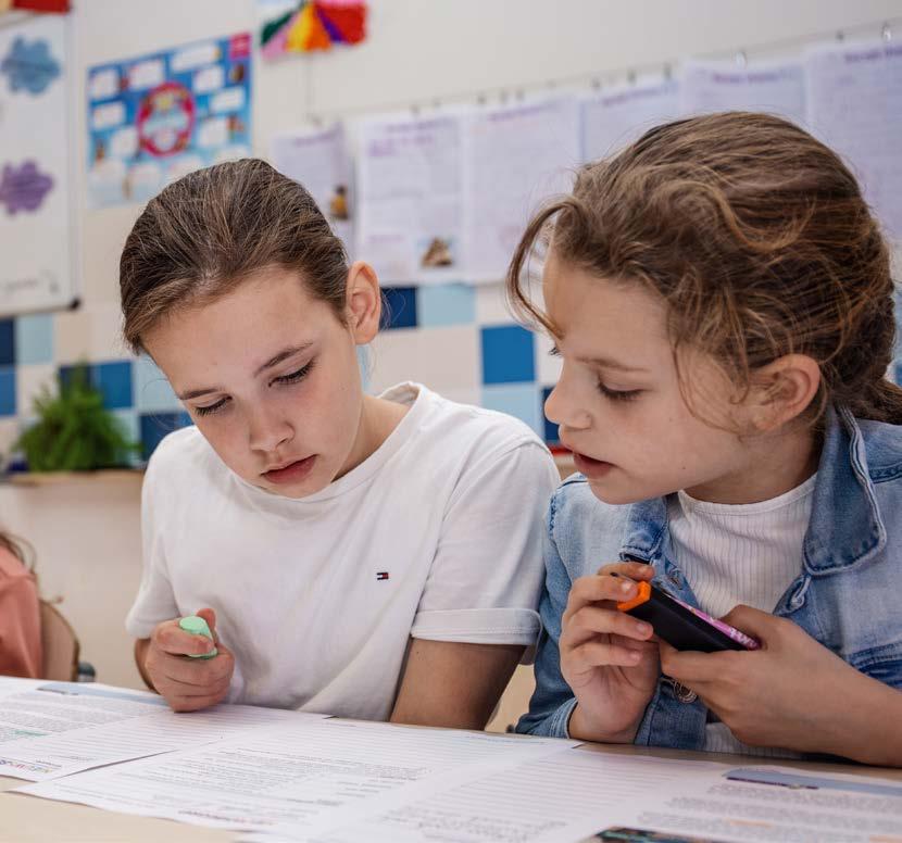 Leerlingen van de Christelijke Basisschool in Oost-Souburg samenwerken aan een project. Leerlingen van de Christelijke Basisschool in Oost-Souburg samenwerken aan een project.