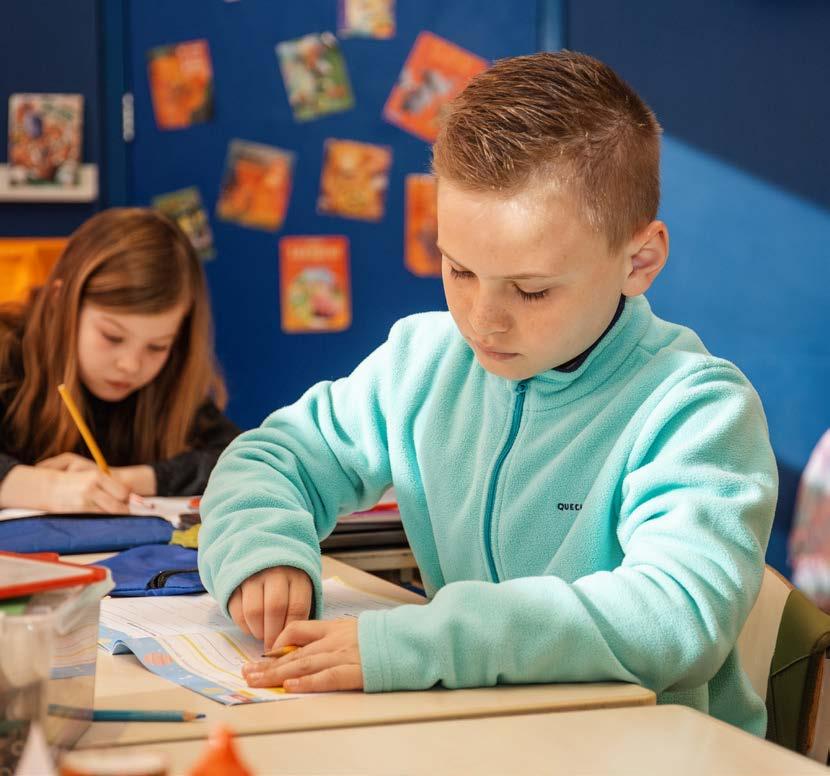 Leerlingen van de Christelijke Basisschool in Oost-Souburg zijn bezig met een creatieve opdracht in de klas. Leerlingen van de Christelijke Basisschool in Oost-Souburg zijn bezig met een creatieve opdracht in de klas.
