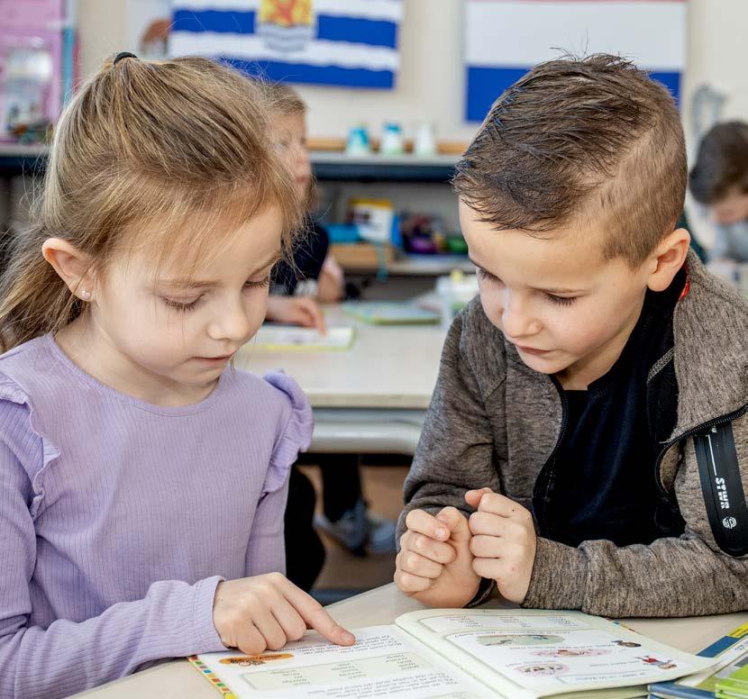 Leerlingen van de Christelijke Basisschool in Oost-Souburg zijn bezig met lezen en leren aan een tafel. Leerlingen van de Christelijke Basisschool in Oost-Souburg zijn bezig met lezen en leren aan een tafel.
