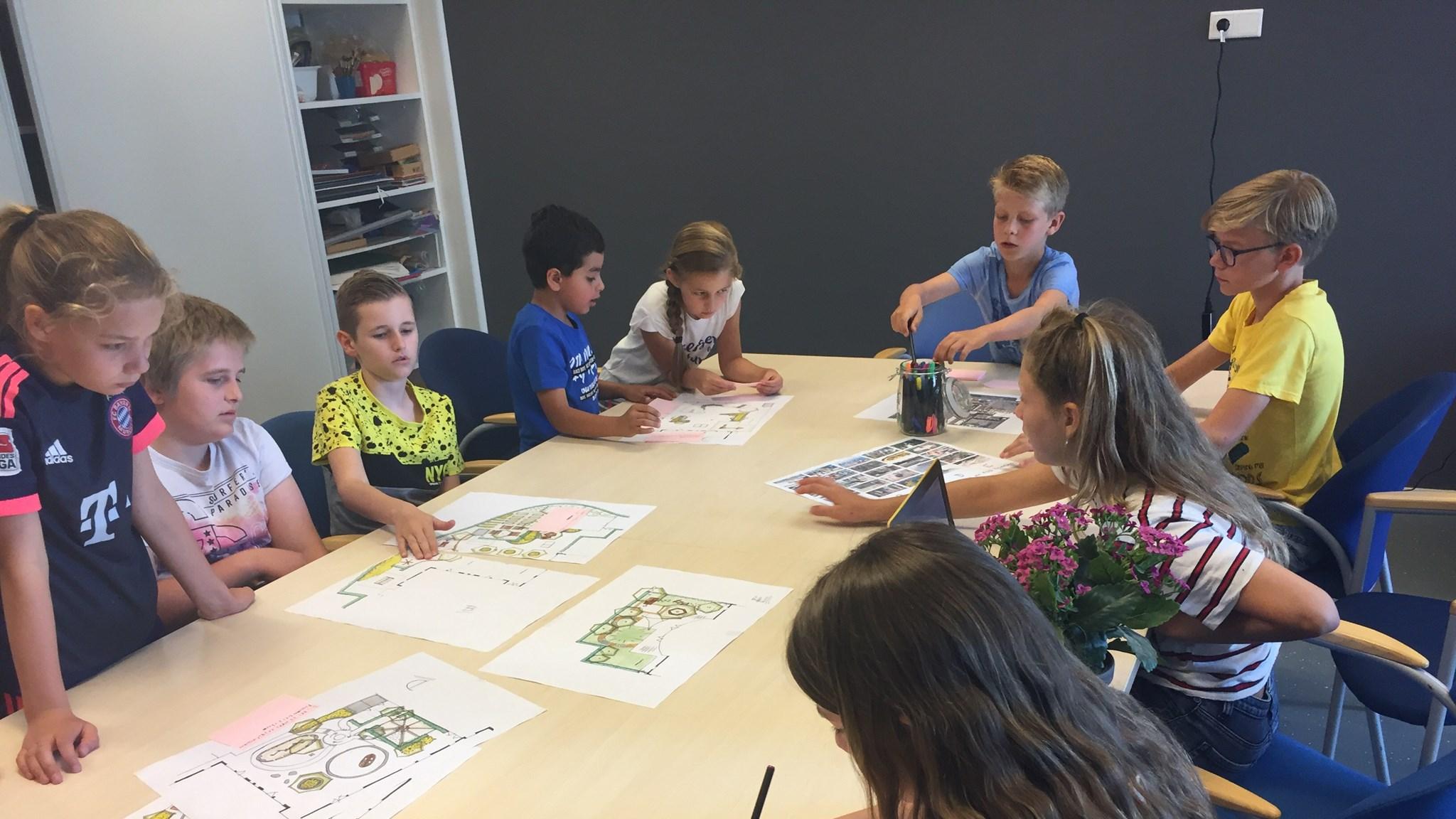 Leerlingen van de Christelijke Jenaplanschool Adelbrecht Windekind in Groesbeek werken samen aan schoolpleinen plannen. Leerlingen van de Christelijke Jenaplanschool Adelbrecht Windekind in Groesbeek werken samen aan schoolpleinen plannen.