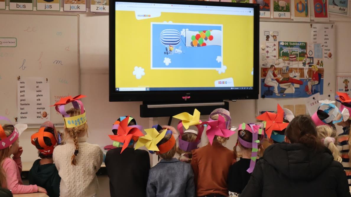 Leerlingen van de Christelijke Nationale School De Bijenschans in Breukelen kijken naar een educatieve presentatie op het digibord. Leerlingen van de Christelijke Nationale School De Bijenschans in Breukelen kijken naar een educatieve presentatie op het digibord.