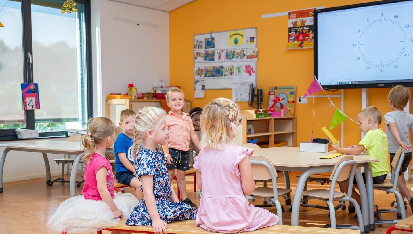 Leerlingen van de Daltonschool Willibrordus in Ruurlo tijdens een interactieve lesactiviteit. Leerlingen van de Daltonschool Willibrordus in Ruurlo tijdens een interactieve lesactiviteit.