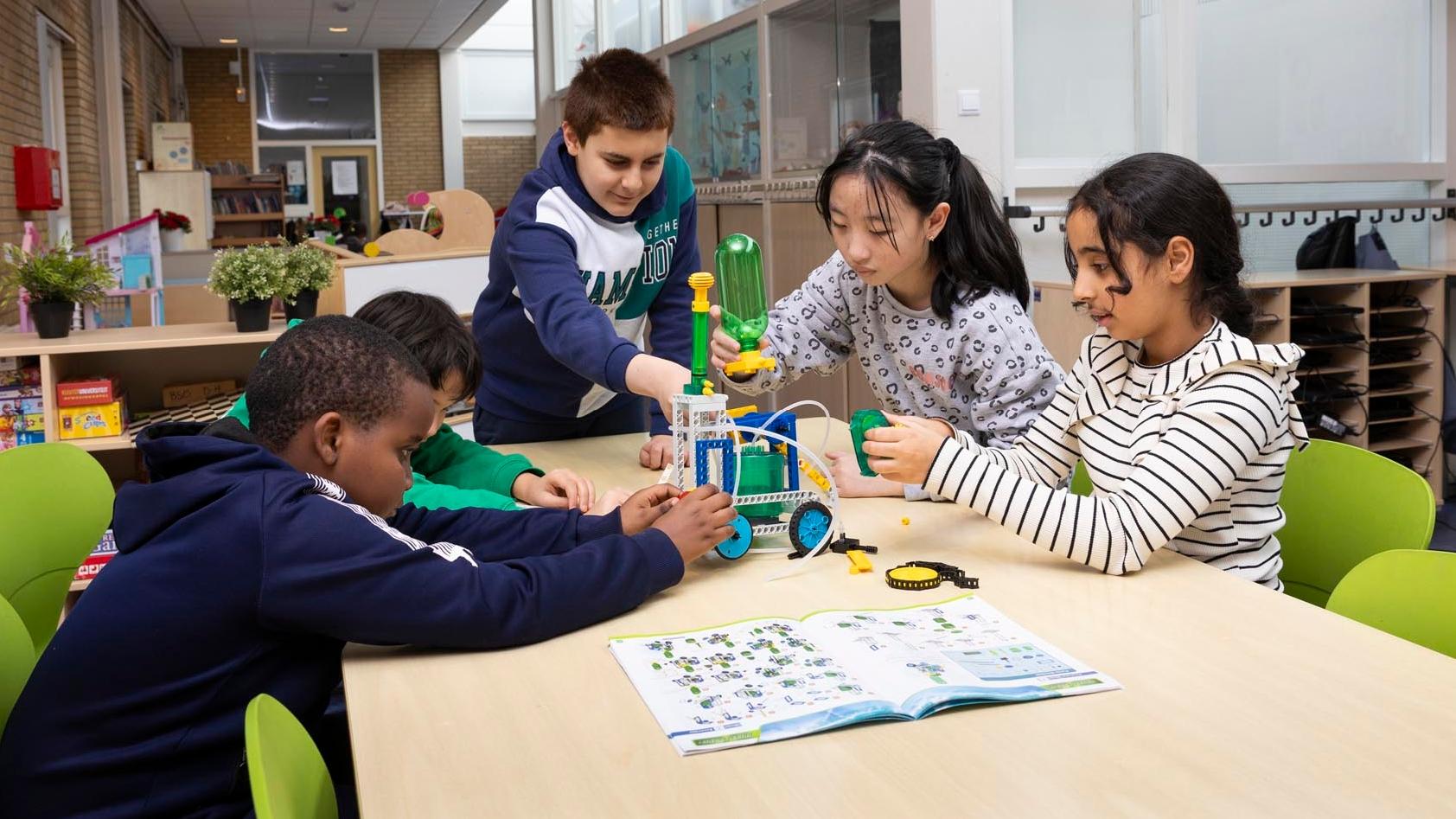 Leerlingen van de Delfshaven school in Rotterdam werken samen aan een creatief project. Leerlingen van de Delfshaven school in Rotterdam werken samen aan een creatief project.
