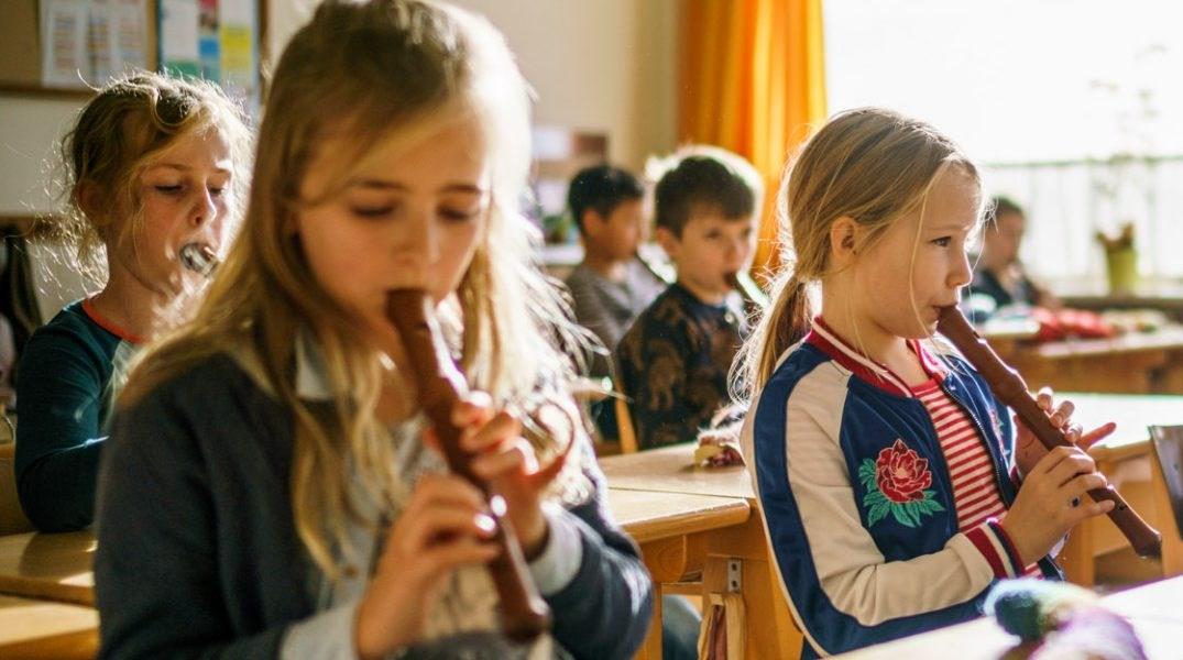 Leerlingen van de Dordtse Vrije School in Dordrecht spelen blokfluit in de klas. Leerlingen van de Dordtse Vrije School in Dordrecht spelen blokfluit in de klas.