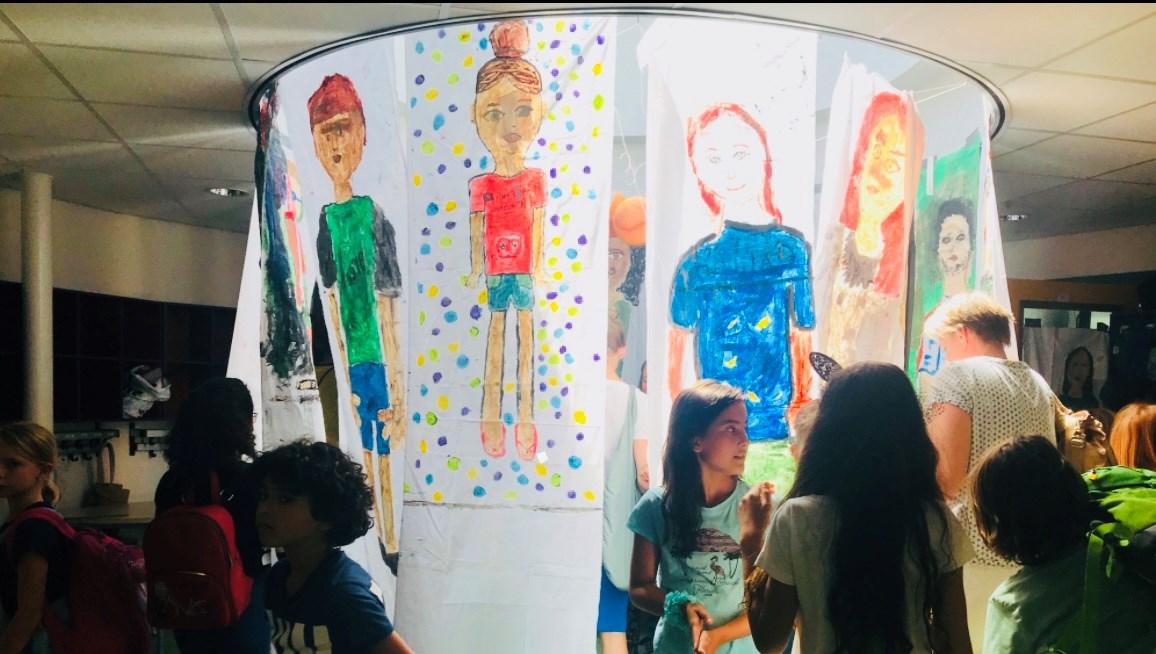 Leerlingen van de Dr. E. Boekmanschool in Amsterdam presenteren hun kunstwerken in de schoolgang. Leerlingen van de Dr. E. Boekmanschool in Amsterdam presenteren hun kunstwerken in de schoolgang.