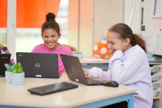 Leerlingen van De Duykeldam in Swifterbant werken samen met laptops in de klas. Leerlingen van De Duykeldam in Swifterbant werken samen met laptops in de klas.