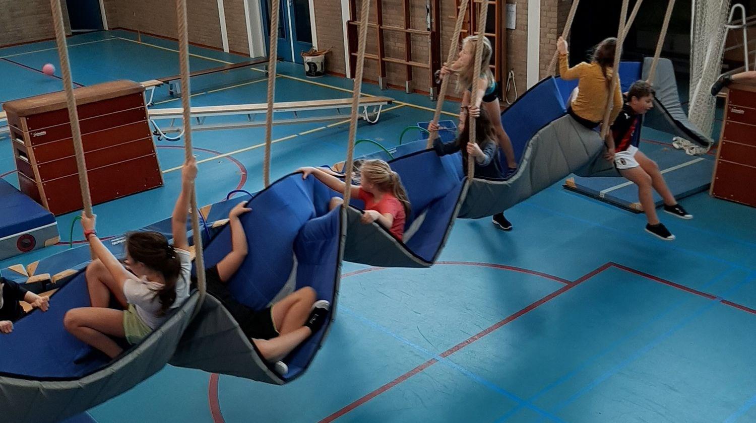 Leerlingen van De Finne in Warten genieten van een spannende gymles met schommelstoelen. Leerlingen van De Finne in Warten genieten van een spannende gymles met schommelstoelen.