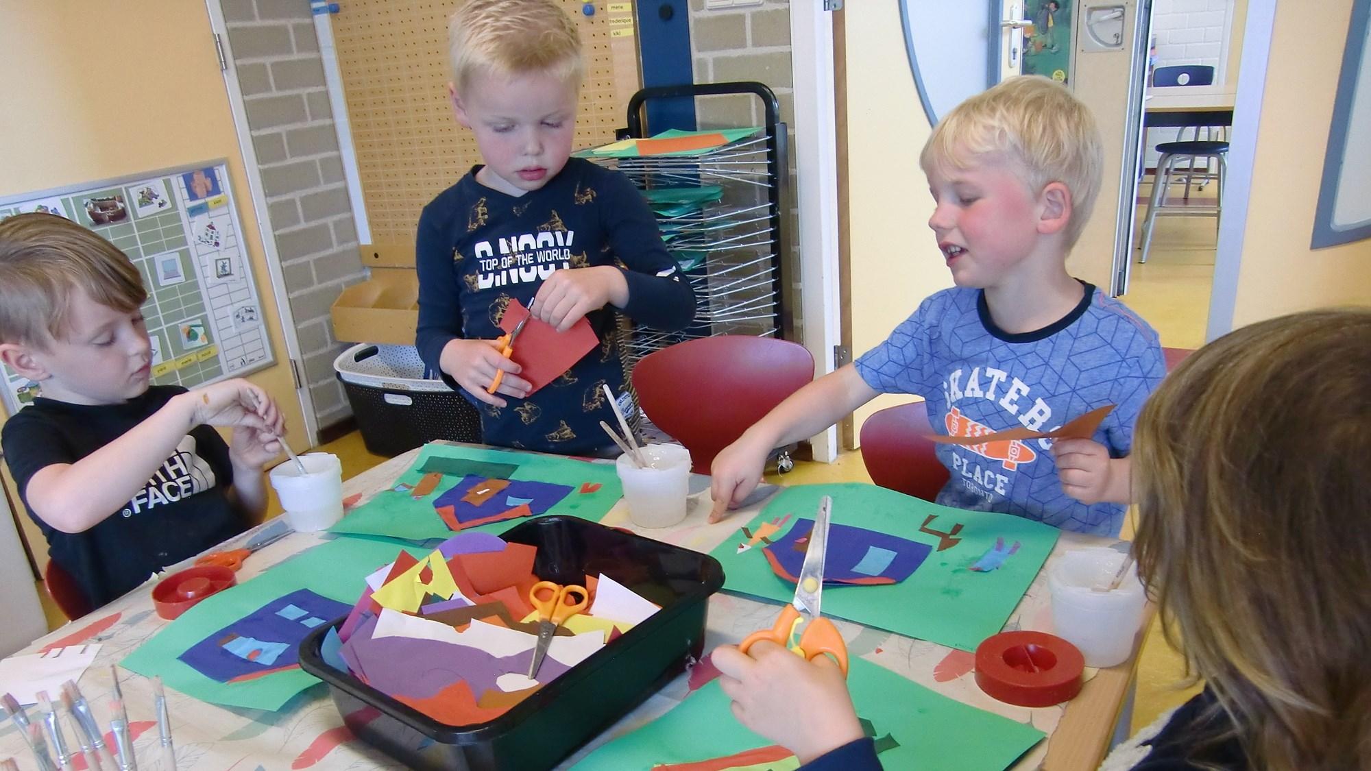 Leerlingen van De Finne in Warten zijn bezig met knutselen aan hun schoolproject. Leerlingen van De Finne in Warten zijn bezig met knutselen aan hun schoolproject.
