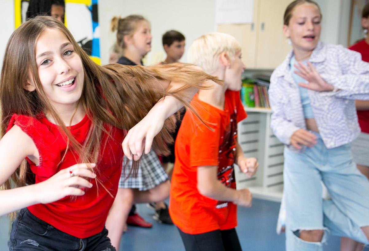 Leerlingen van De Fontein Houten dansen en hebben plezier in de klas. Leerlingen van De Fontein Houten dansen en hebben plezier in de klas.