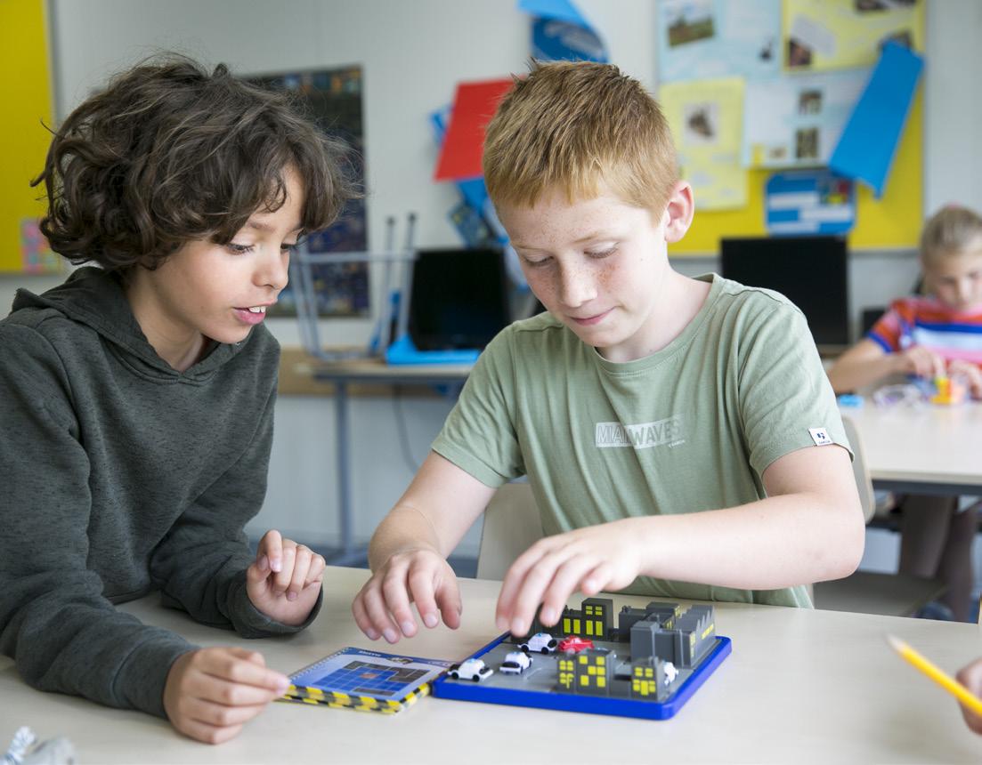 Leerlingen van De Fontein Houten werken samen aan een educatief spel in het klaslokaal. Leerlingen van De Fontein Houten werken samen aan een educatief spel in het klaslokaal.