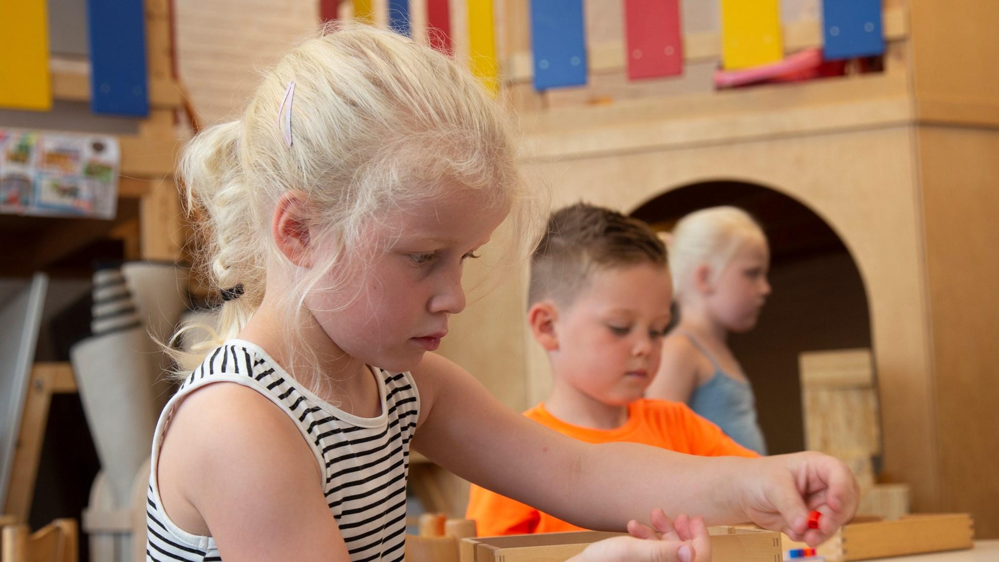 Leerlingen van De Fontein in Harmelen aan het spelen en leren in een klaslokaal. Leerlingen van De Fontein in Harmelen aan het spelen en leren in een klaslokaal.