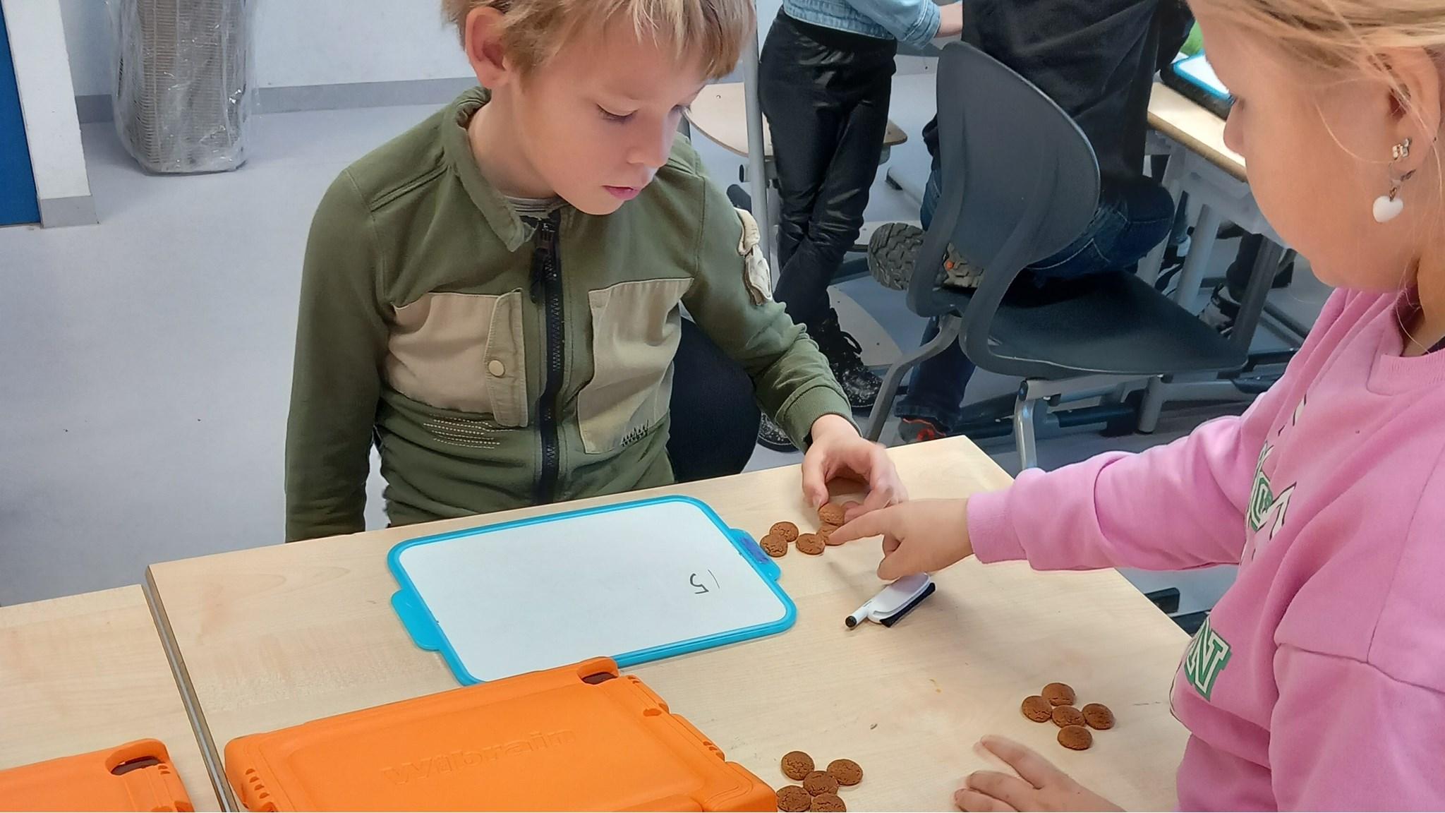 Leerlingen van De Frije Fûgel in Bitgummole leren rekenen met muntjes. Leerlingen van De Frije Fûgel in Bitgummole leren rekenen met muntjes.