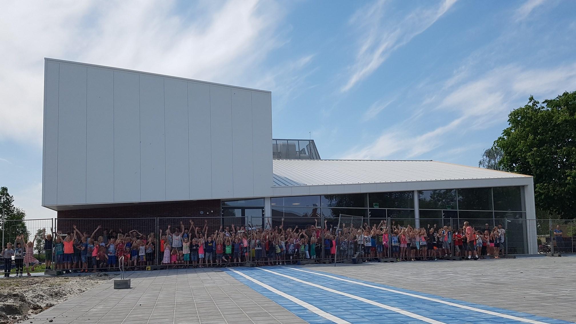 Leerlingen van De Frije Fûgel in Bitgummole staan enthousiast op het schoolplein. Leerlingen van De Frije Fûgel in Bitgummole staan enthousiast op het schoolplein.