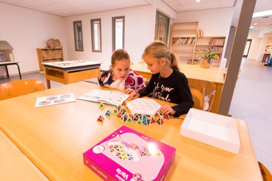 Leerlingen van de Gabriëlschool in Putten werken samen aan een educatief spel aan een tafel. Leerlingen van de Gabriëlschool in Putten werken samen aan een educatief spel aan een tafel.