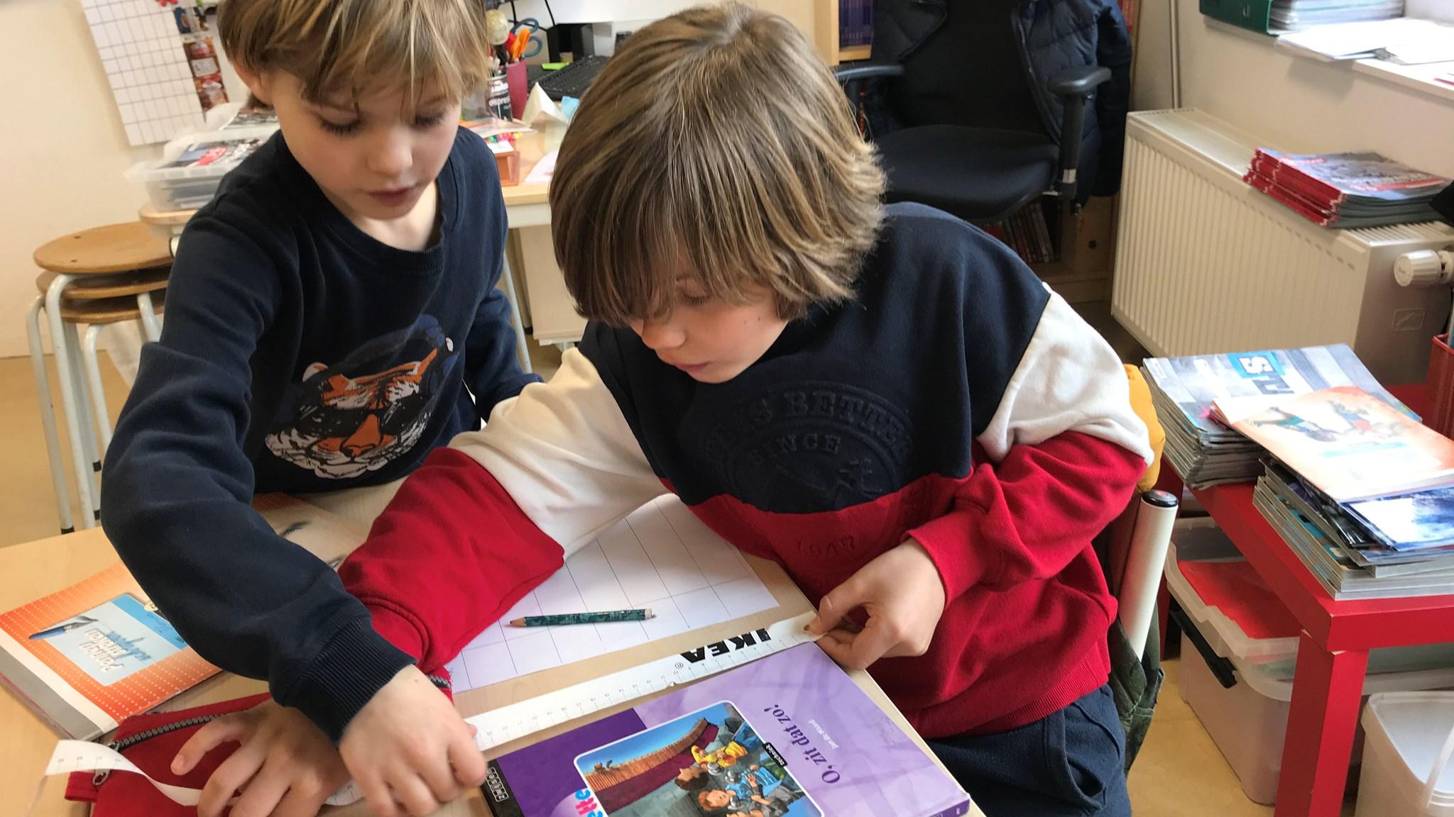 Leerlingen van de Godelindeschool in Naarden werken samen aan een schoolopdracht. Leerlingen van de Godelindeschool in Naarden werken samen aan een schoolopdracht.