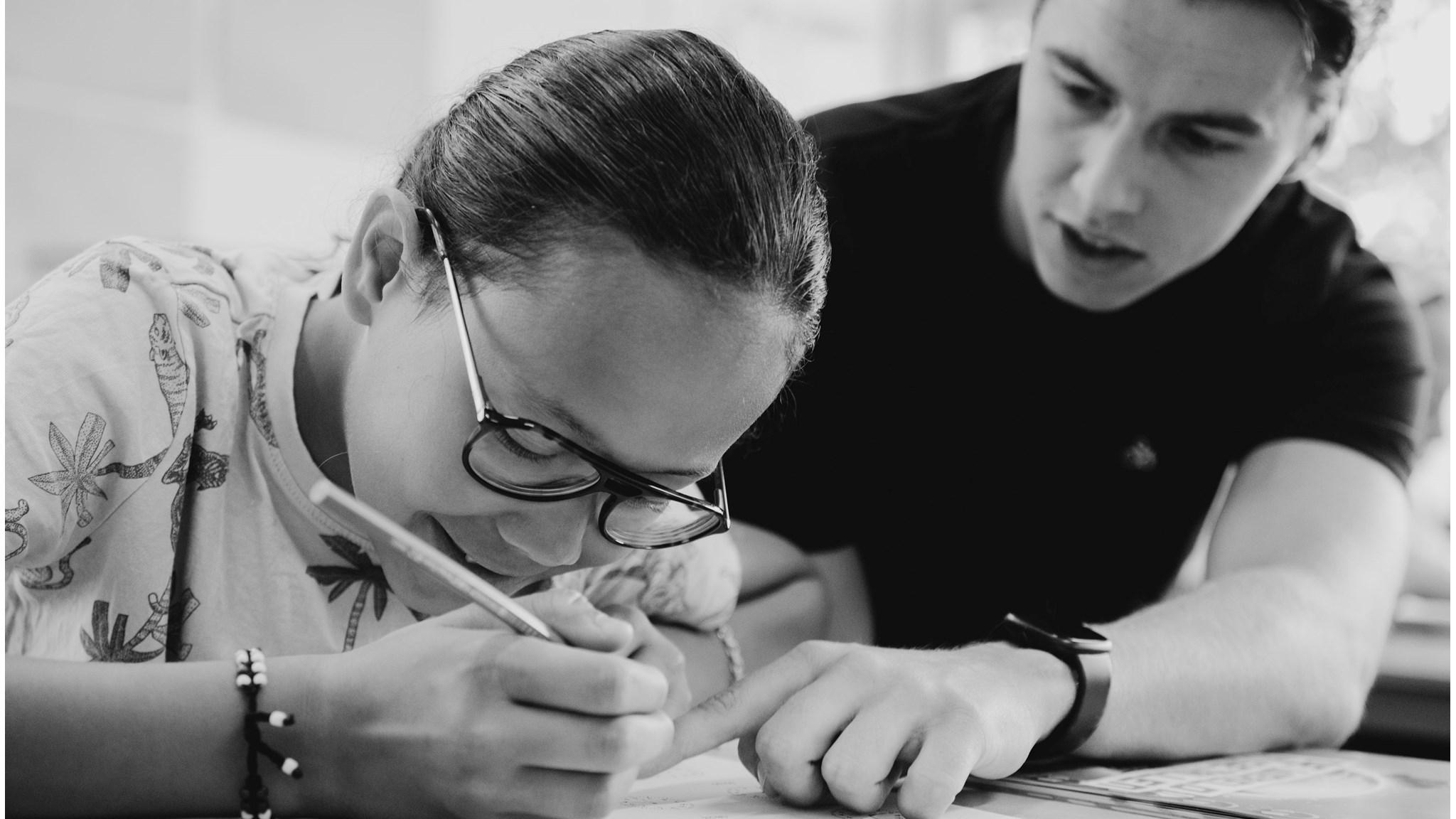 Leerlingen van de Goede Herderschool in Rotterdam zijn actief aan het werk met hun studie. Leerlingen van de Goede Herderschool in Rotterdam zijn actief aan het werk met hun studie.