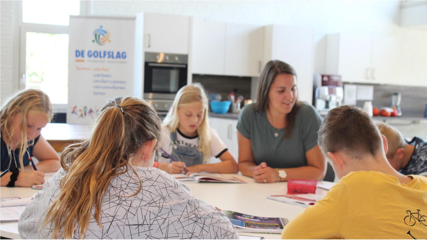 Leerlingen van De Golfslag in Swifterbant zijn aan het leren en samenwerken in een klaslokaal. Leerlingen van De Golfslag in Swifterbant zijn aan het leren en samenwerken in een klaslokaal.