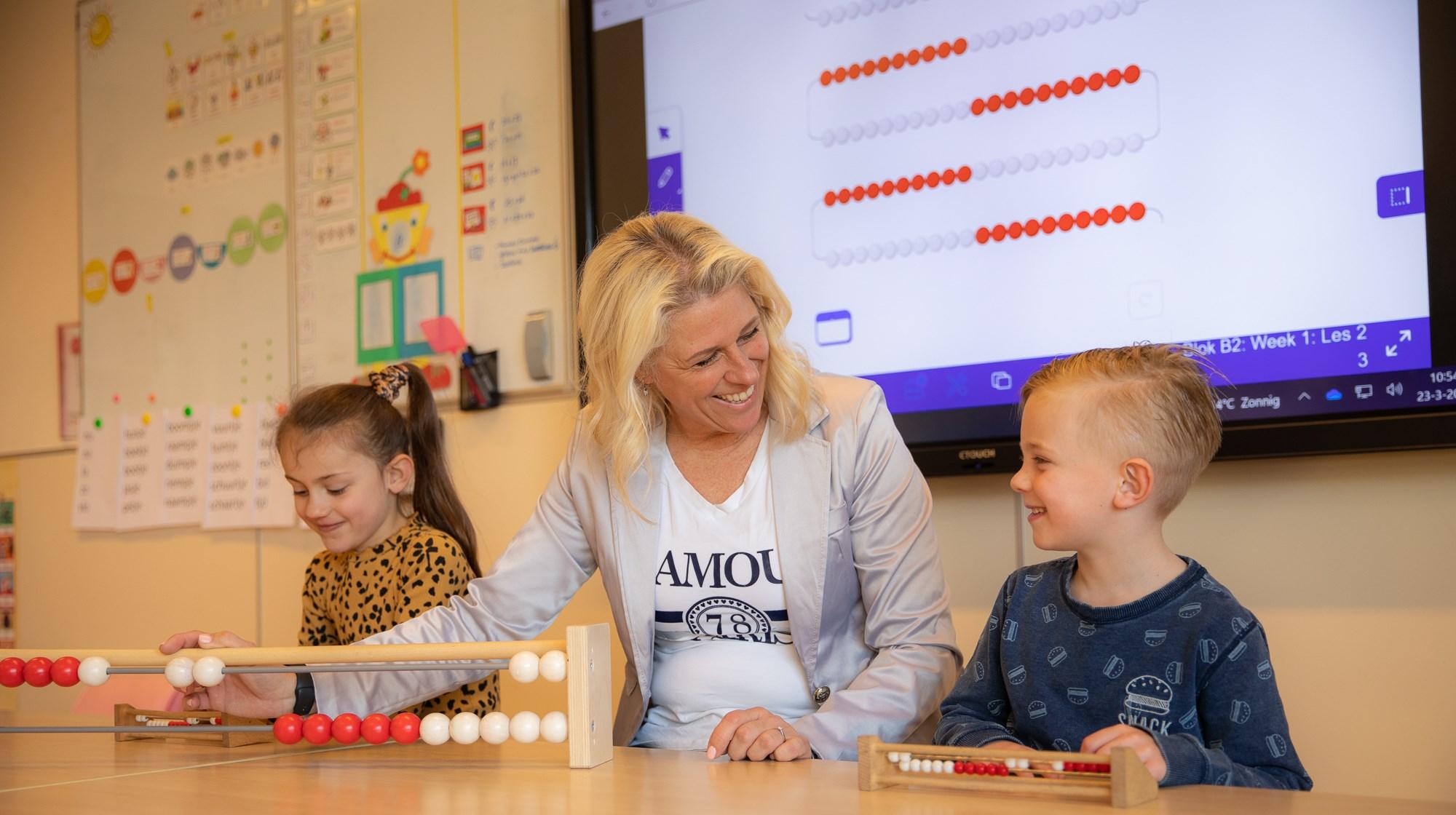 Leerlingen van De Gooise Daltonschool in Hilversum genieten van interactieve lessen met een onderwijsmedewerker. Leerlingen van De Gooise Daltonschool in Hilversum genieten van interactieve lessen met een onderwijsmedewerker.