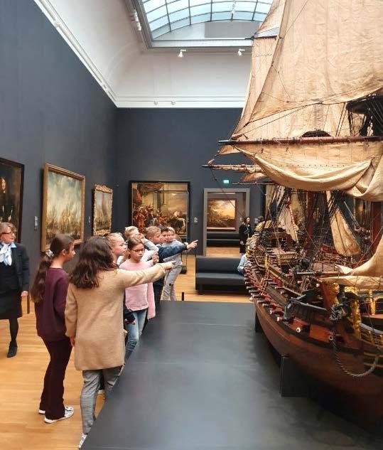 Leerlingen van de Hannie Schaft Basisschool in Zandvoort ontdekken een model van een schip in een museum. Leerlingen van de Hannie Schaft Basisschool in Zandvoort ontdekken een model van een schip in een museum.