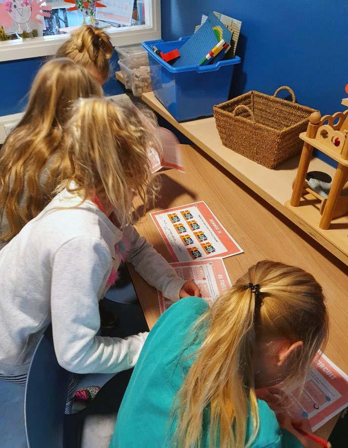 Leerlingen van de Hannie Schaft Basisschool in Zandvoort zijn bezig met een activiteit aan een tafel. Leerlingen van de Hannie Schaft Basisschool in Zandvoort zijn bezig met een activiteit aan een tafel.